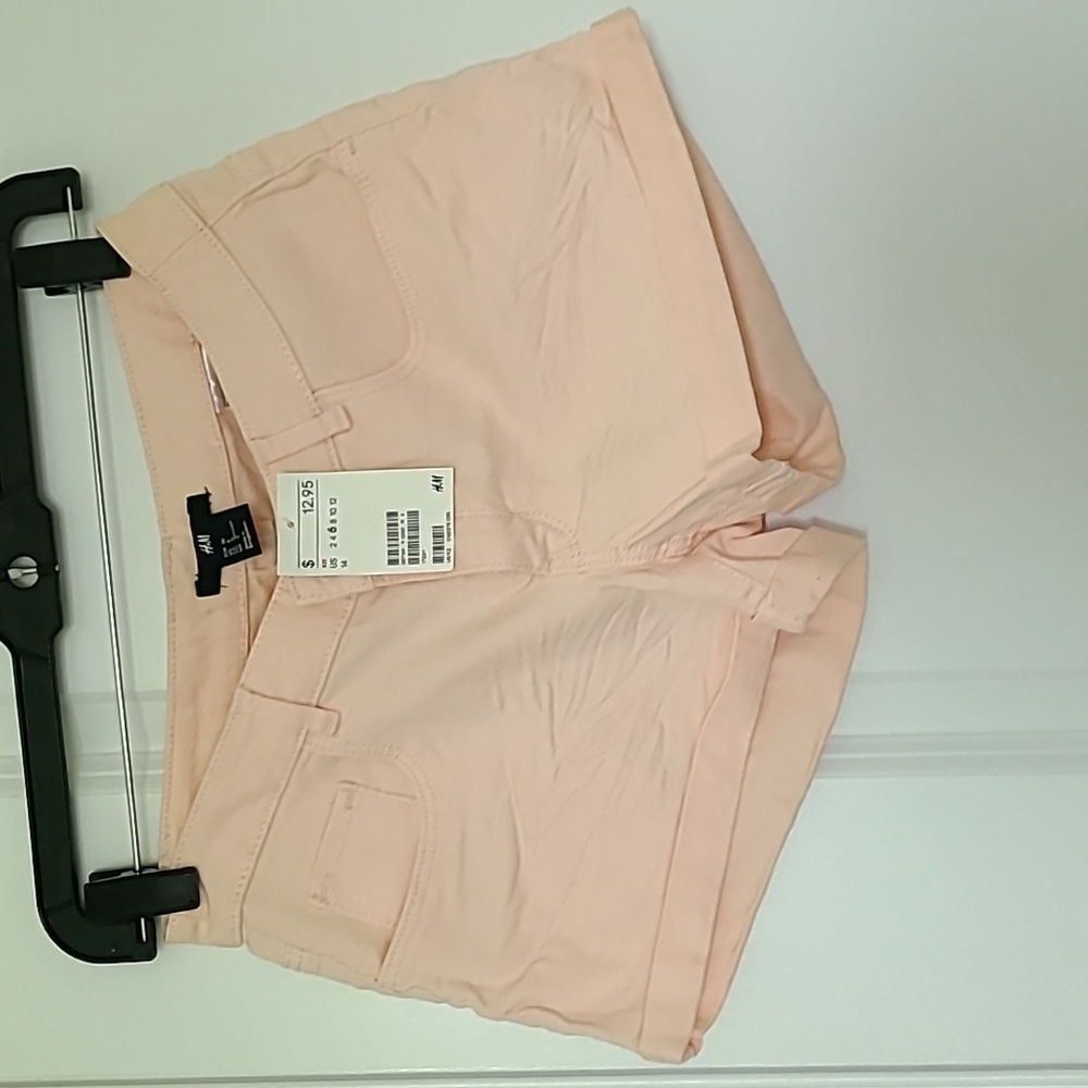 H&M shorts size 6, light peach orange color
